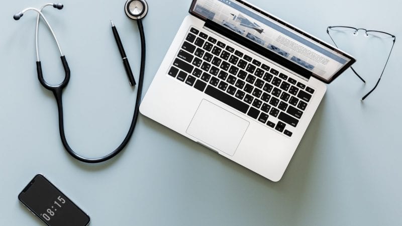 Doctors and Computers - By rawpixel in Unsplash